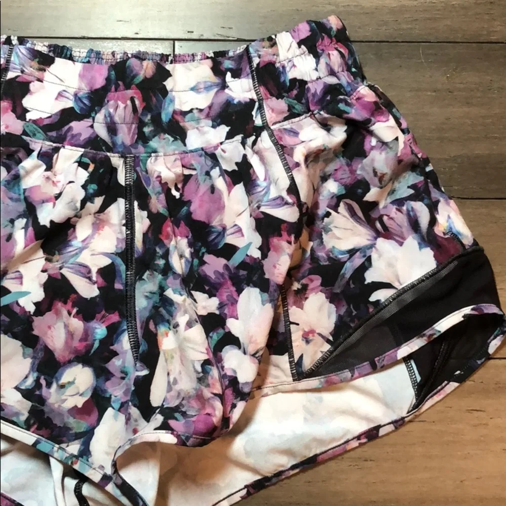 Lululemon Hotty hot short 2 2.5” - Picture 3 of 12